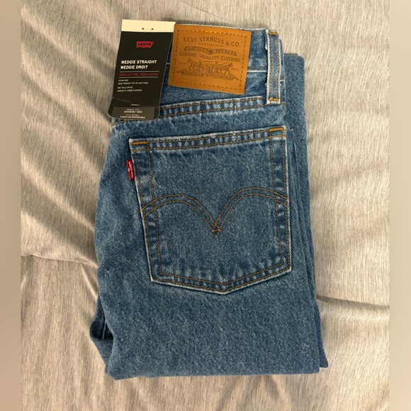 Levi’s Wedgie Straight Jeans - Picture 2 of 3